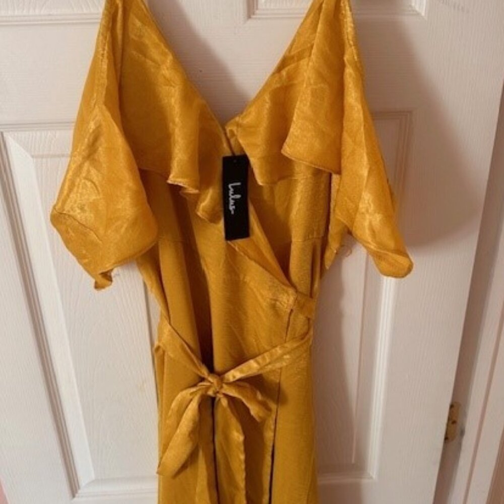 Never Worn & New with Tags: Elegant Yellow Flutter Sleeve Dress – Size XL!